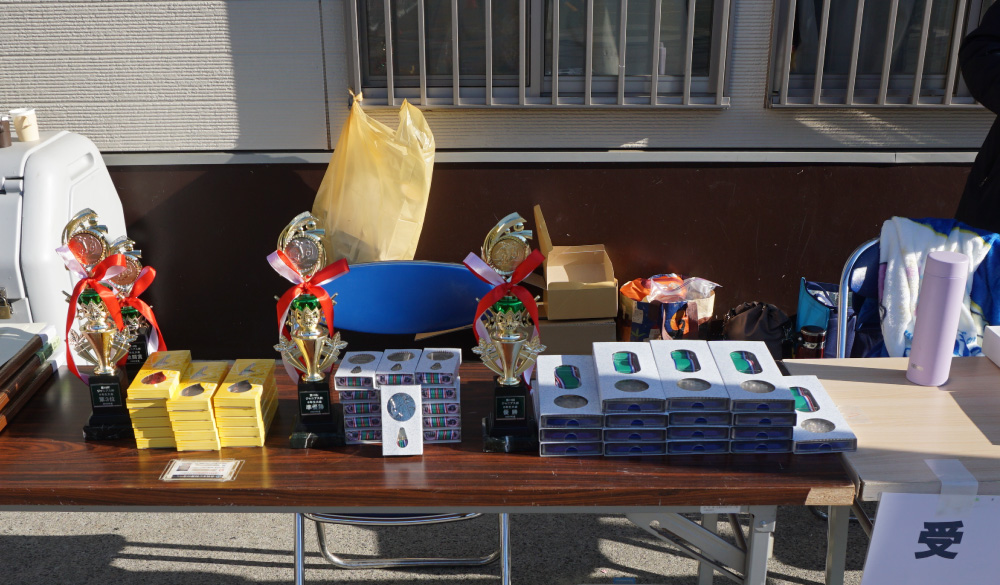 ジャニアス杯のメダルとトロフィー